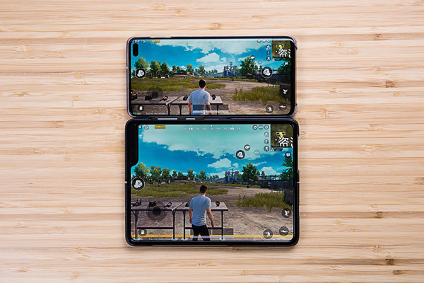 三星S10+（上）与&nbsp;三星Galaxy Fold（下）