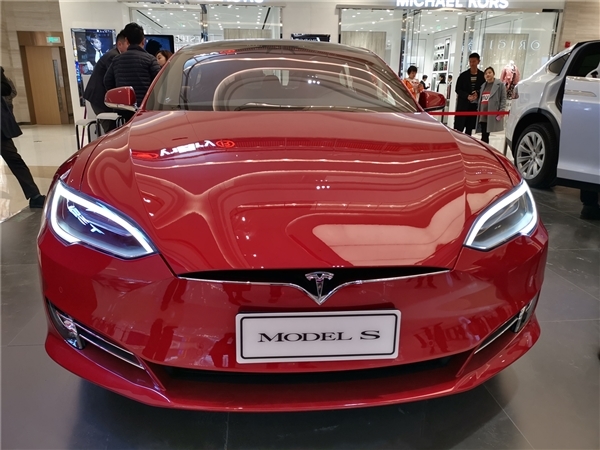 马斯克又要搞大事：特斯拉明年推无人出租车