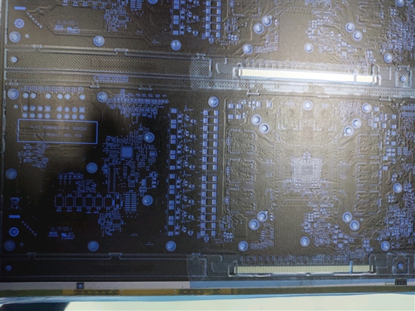 AMD 7nm Navi显卡PCB泄露:第一次上GDDR6显存