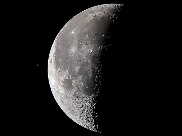 拍月亮算什么！ 老外用三星S8拍到土星 