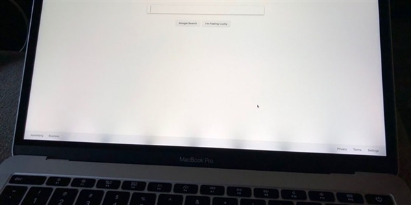 苹果终于行动：免费为13寸MacBook Pro换屏幕背光