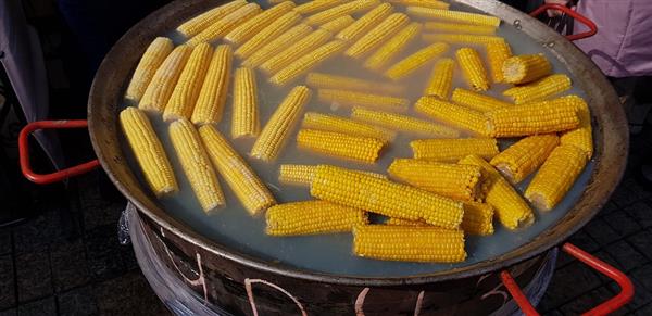 为什么外面买的煮玉米比自己煮的好吃？有可能是加了这个…