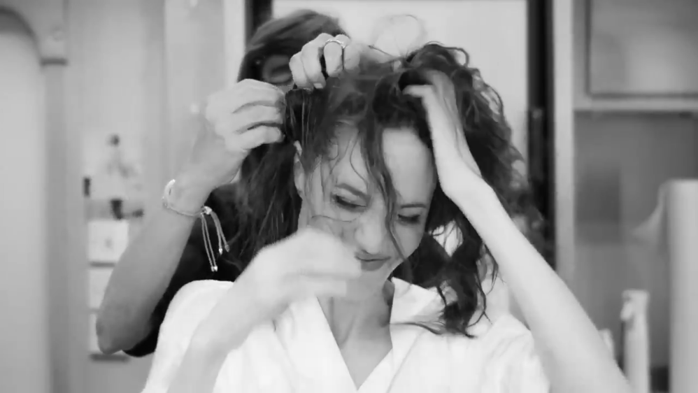 如何变身魔女？ 迪士尼晒朱莉《沉睡魔咒2》化妆视频