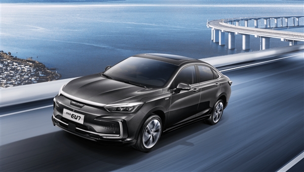 北汽全新中型纯电车型EU7上市：续航超450KM/15.99万起售