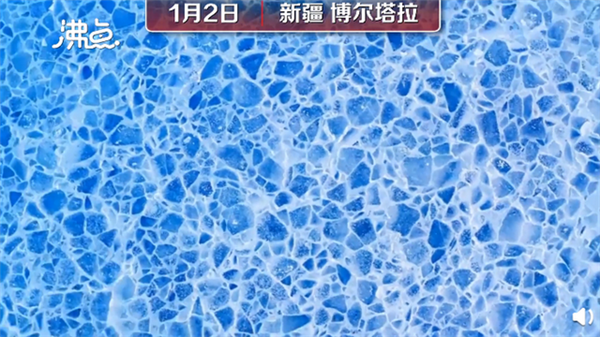 新疆赛里木湖现蓝冰拼图奇观 网友称有异世界森林既视感