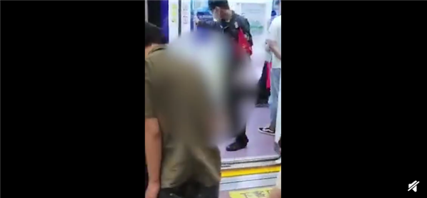 目击者讲述女子被地铁保安拖拽过程：地铁安全员拖拽乘客合理吗？