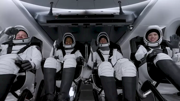 SpaceX首次送四名“平民”入太空：飞得比空间站还高、将绕地球3天