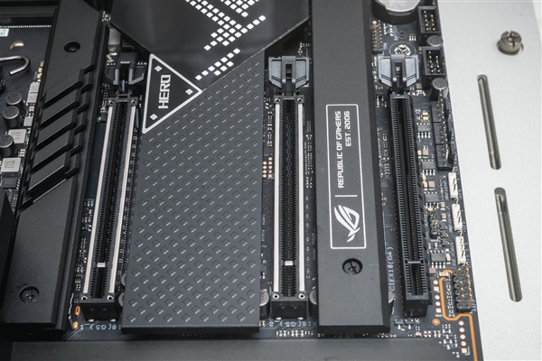 Intel 12代酷睿为啥换接口？Z690主板最深入科普