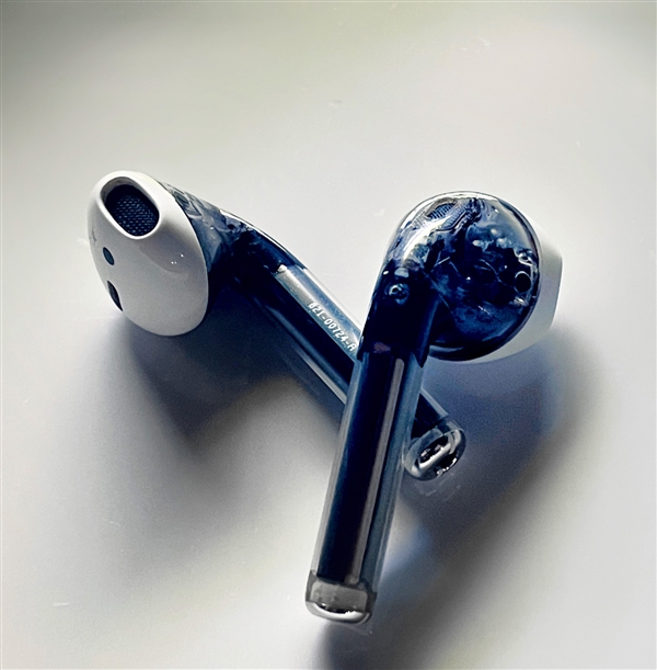 实属罕见：苹果透明AirPods、充电器神秘曝光 风格很科幻