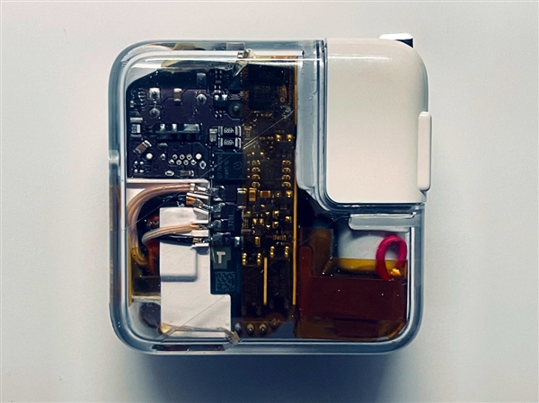 实属罕见：苹果透明AirPods、充电器神秘曝光 风格很科幻