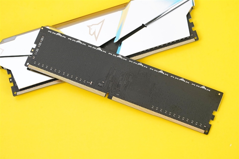 意想不到的国产长鑫颗粒！朗科绝影RGB DDR4-3200 CL14内存评测：唯一媲美三星 还更便宜
