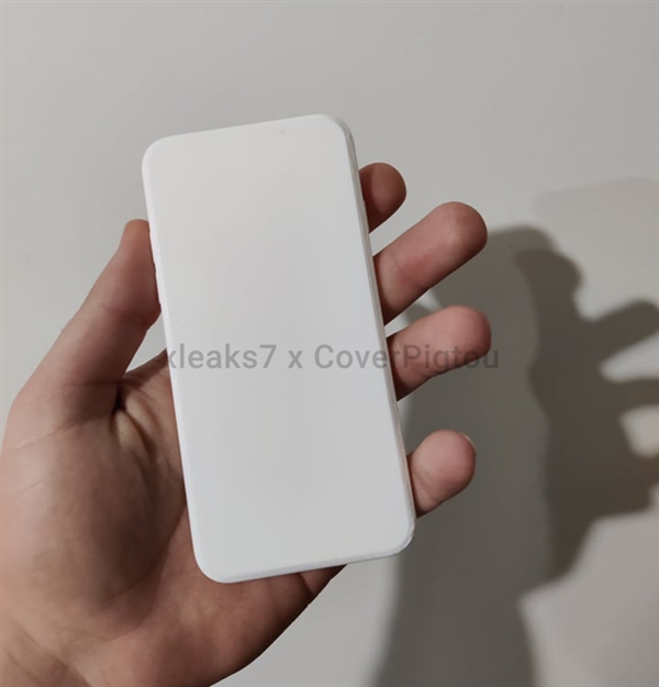售价或不到3K 苹果A15新机iPhone SE 3来了：上手机模有刘海
