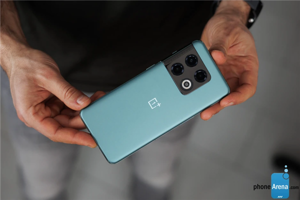 老外评骁龙8旗舰一加10 Pro：速度在安卓中无敌 系统比肩iOS