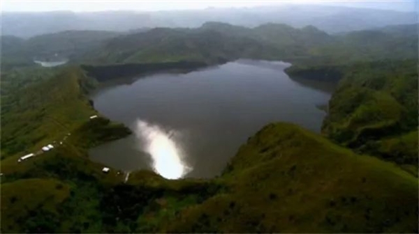 非洲一湖泊从蓝色变成血红色！1746人窒息而亡