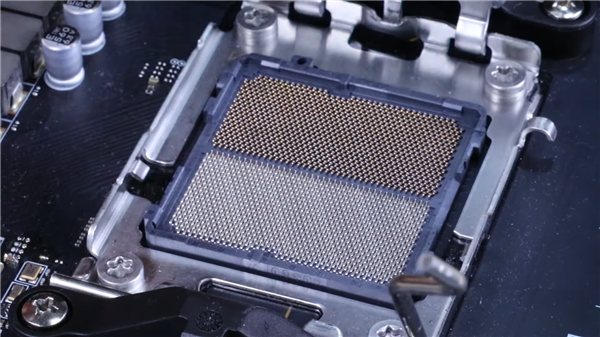 AMD Zen4锐龙7000首个装机视频来了：AM5主板彻底告别CPU弯针