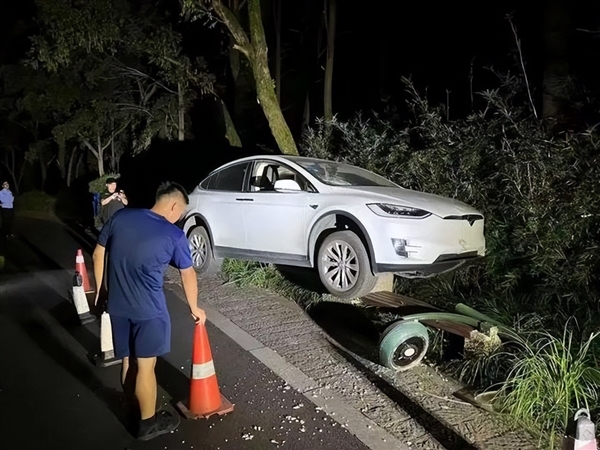 特斯拉“酒驾”车祸：车主副驾坐、车子自己开 责任算谁的？