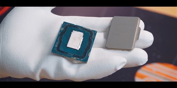 Intel 13代酷睿第一次开盖：16核心变24核心 面积增大近1/4
