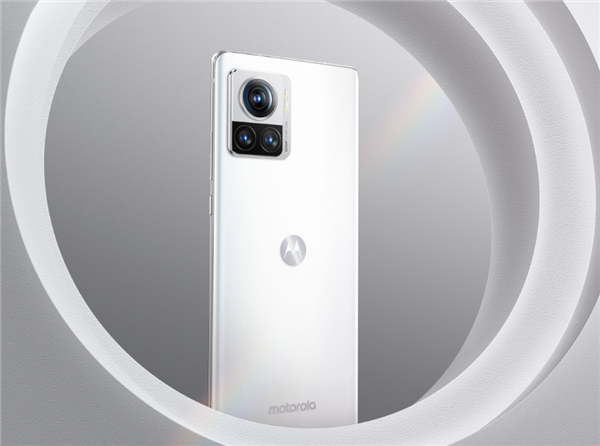 比苹果良心！moto X30 Pro标配125W充电器：7分钟充50%