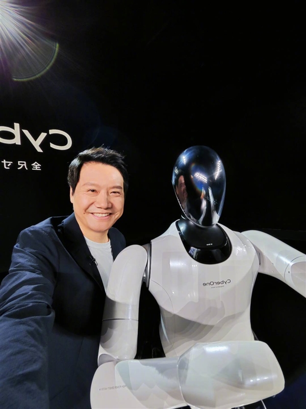 雷军晒本人与CyberOne合影照片：他有点紧张