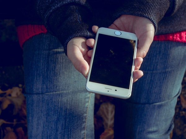 为什么iPhone最后1%的电可以用很久：原来我们都被它骗了