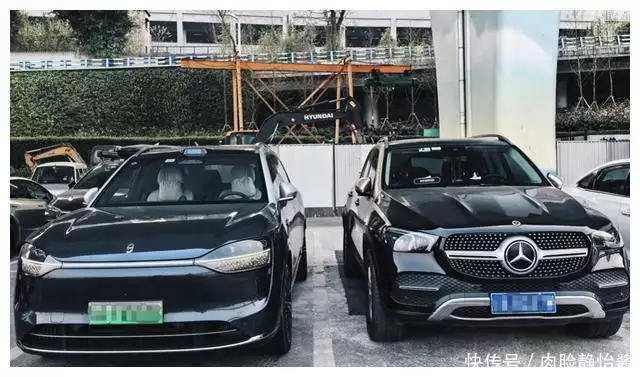 问界M9与奔驰GLE350同框，车友：为何问界M9的档次感更胜一筹？中国版“劳斯莱斯”大降价，从31万跌至24.9万，网友：还要啥比亚迪？