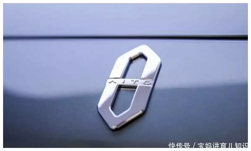 华为问界全新中大型SUV谍照曝光，外观大气内饰豪华，或25万起售演员吻戏为啥只拍上半身，当镜头往下移后，网友：长知识了