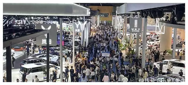 问界理想月销差距扩大3倍！14家车企交成绩单，比亚迪仰望单月入账12亿高圆圆白色丝绸连衣裙犹如仙子