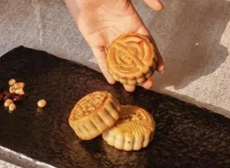 中秋节为何吃月饼总结全文（中秋节是什么时候？为什么要吃月饼？）