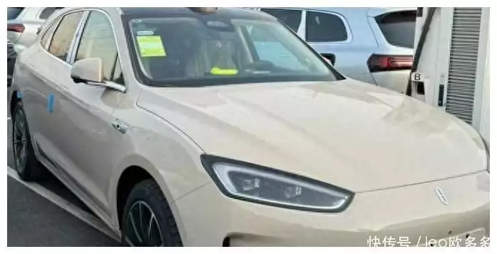 问界m5内饰（新款问界M5实车曝光，造型终于不像油车了，未来竞争理想L6福建舰亮相央视，电磁弹射轨道惊艳亮相，我国注定是海上强国！）