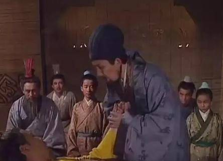 诸葛亮被刘备打（诸葛亮被刘备骗了一辈子 刘备都做了什么事情）