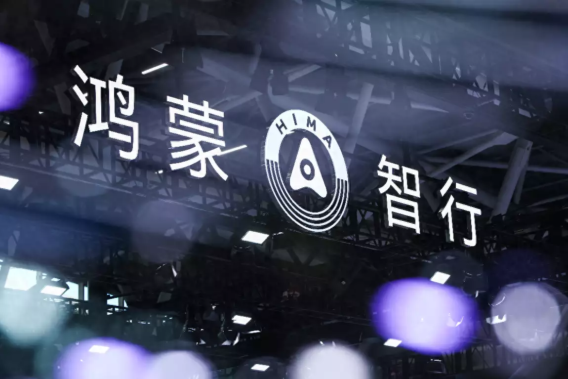 享界S9、问界新M5亮相北京车展，鸿蒙智行大秀品牌全家福长得英俊帅气，却输在“个子矮”上，这6位男星身高太不懂事了！
