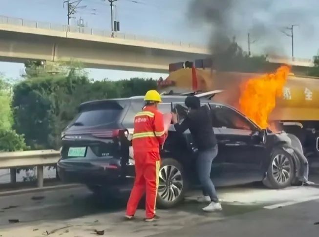 问界m7高速开什么模式（问界M7高速追尾浇水车 一体式门把手阻碍了救援？智能是否真能保证安全）