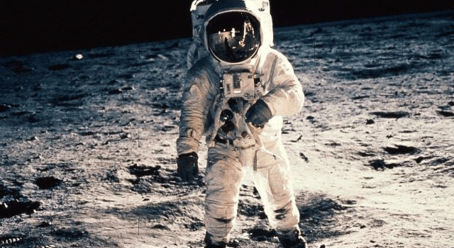 为啥宇航员上太空要随身带枪？是怕外星人偷袭吗？ 