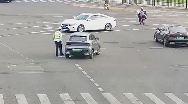 最强老头乐现身 前挂“保时捷”后贴“法拉利”:车主被拘