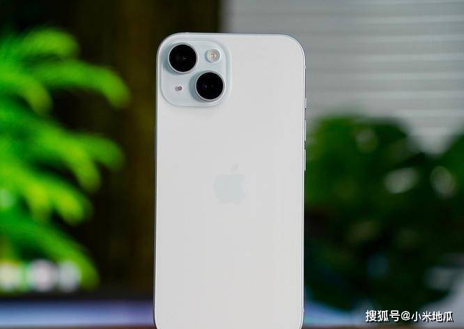 iPhone15官方全系降至历史最低价，手机市场迎来新变革 