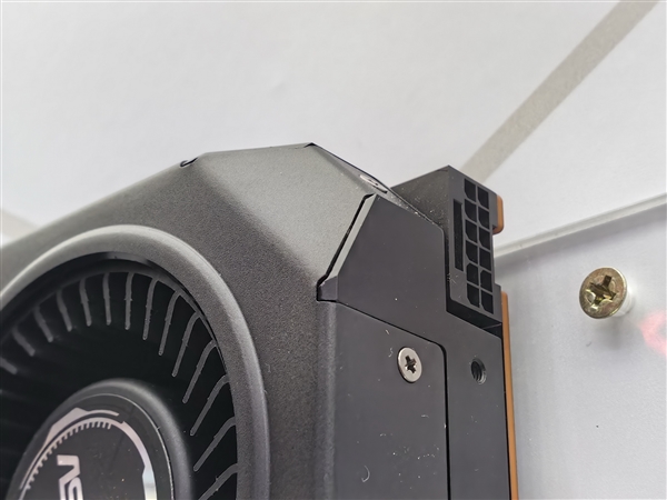 又是妖王华擎:AMD显卡第一次用上16针供电接口!还有涡轮风扇