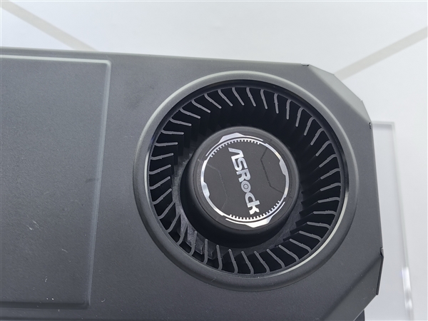 又是妖王华擎:AMD显卡第一次用上16针供电接口!还有涡轮风扇