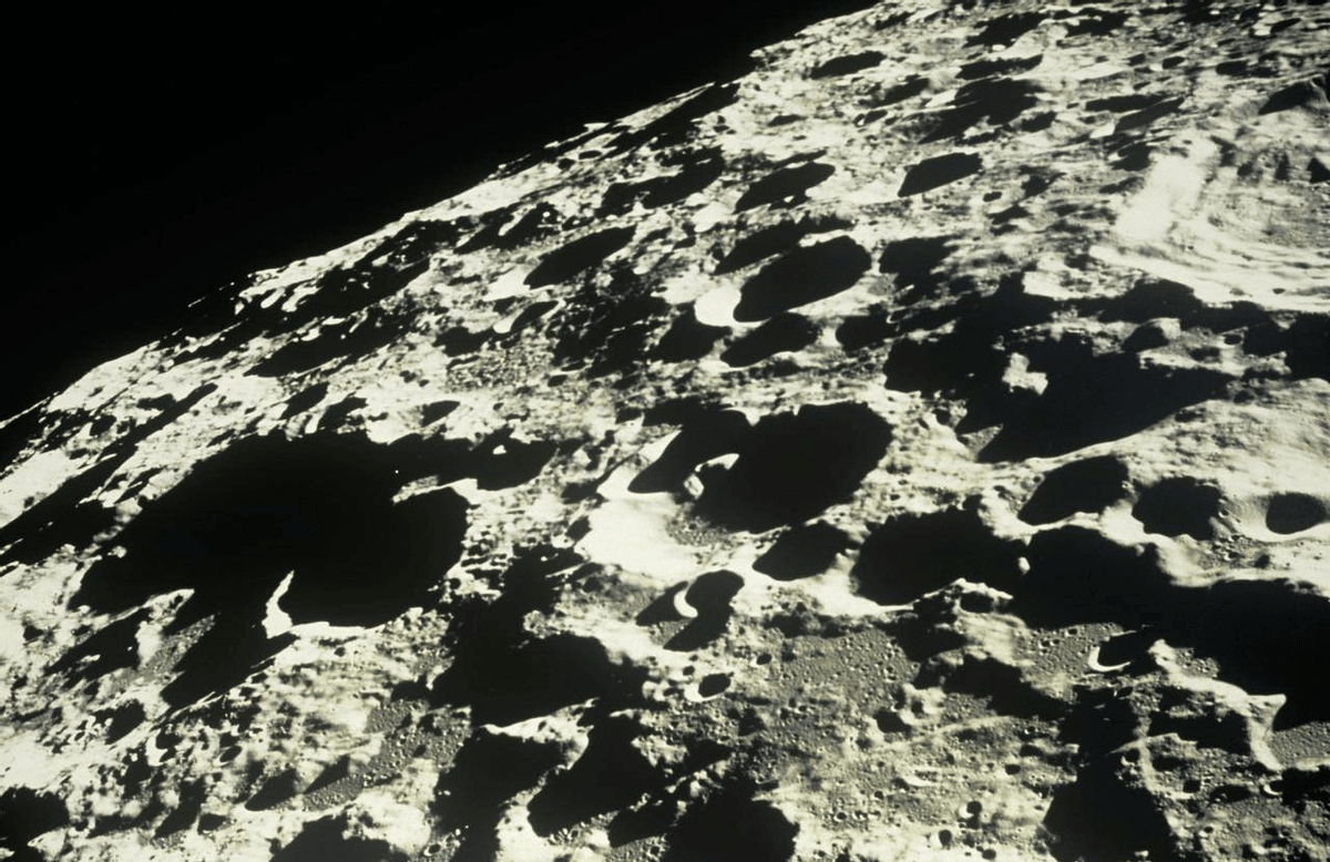 为什么月球、水星、金星表面会遍布陨石坑，而地球却很少？ 