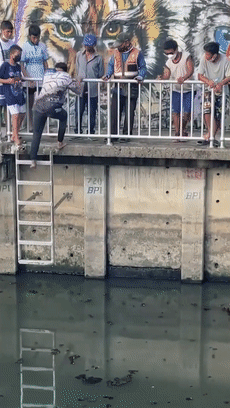 印度老哥被当成浮尸在水里漂了5个小时 捞起来后发现他...