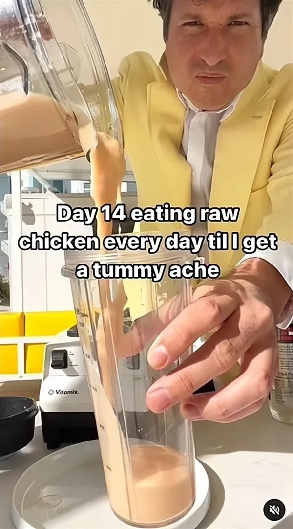 美国男子生吃鸡肉100天失败 又挑战生吃牛蛋蛋