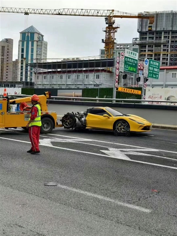上海一法拉利行驶中起火报废!车主回应:代驾全程一档开车致着火