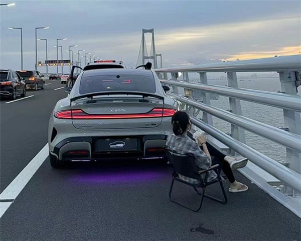 深中通道成打卡地，第一批违停的人被罚数百元扣18分