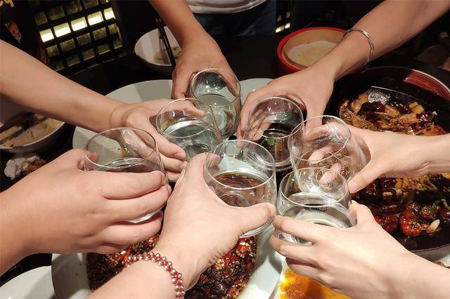 男性长期“不喝酒”，会有哪些变化？别不信，6个现象很明显 