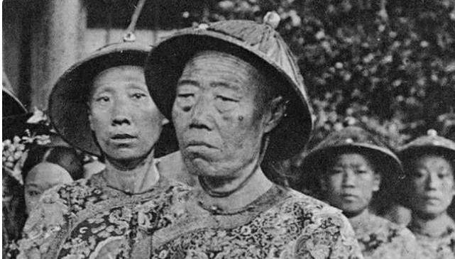 李莲英墓被挖开，众人难以置信，专家感叹：原来传说是真的 