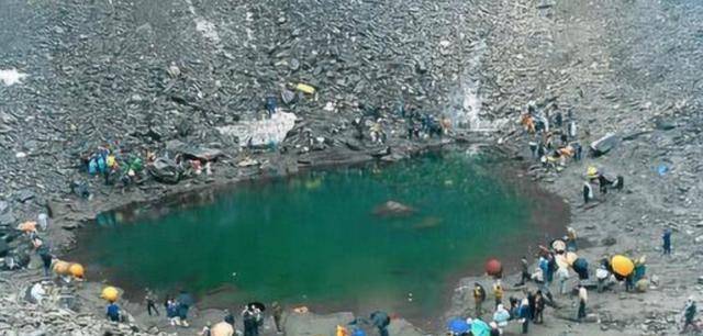 非洲“杀人湖”：一夜离奇死亡2000人，抽干湖水后，发现其中玄机 