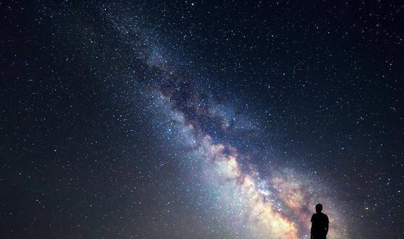 银河系有4000亿颗恒星，太阳公转的路上，会撞上其他恒星吗？ 