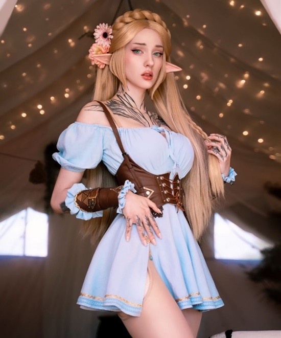 俄妹COS《剑星》女主:胶衣贴身前凸后翘 纤腰迷人