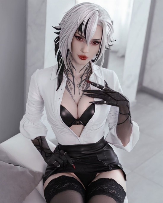 俄妹COS《剑星》女主:胶衣贴身前凸后翘 纤腰迷人