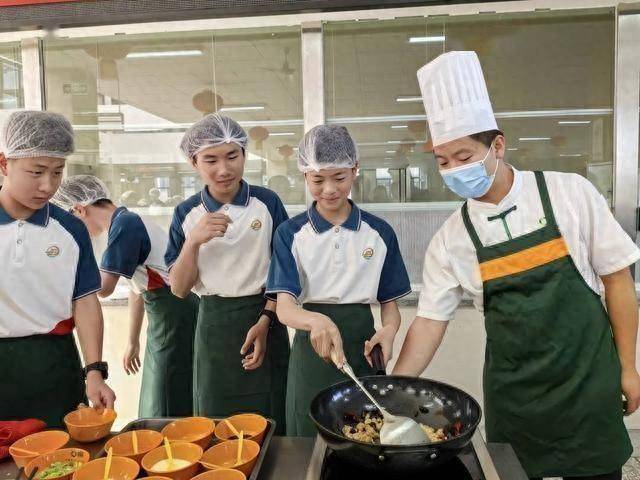 医生研究发现：经常吃苦瓜的老人，糖尿病的患病风险或能降低70%