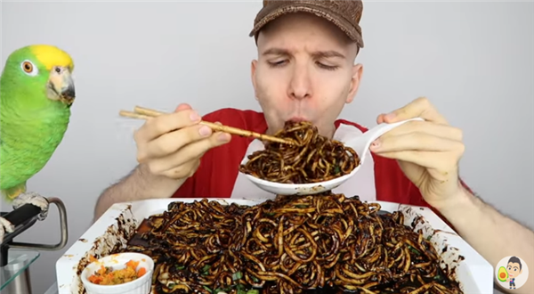 370斤的百万粉丝暴食博主：“骗”了全世界长达两年